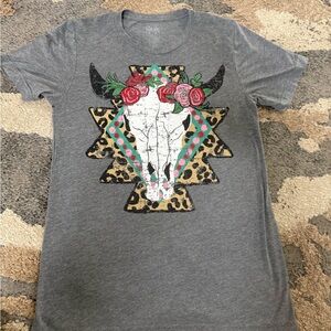 Texas True Gray Graphic Tee with Bull Skull and Floral Design